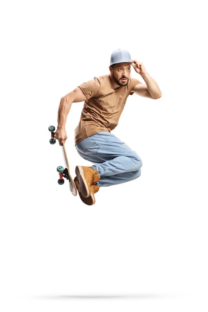 Полный снимок фигуриста, прыгающего со скейтборда на белом фоне - Фото, изображение