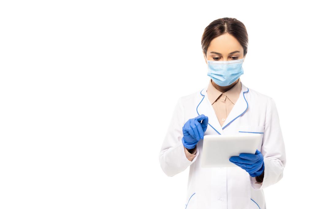 白に隔離されたデジタルタブレットを使用して医療用マスクとラテックス手袋の医師 - 写真・画像