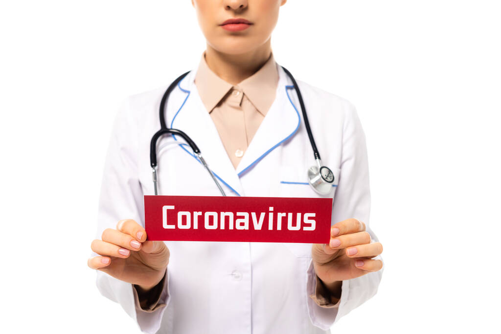 Levágott nézet orvos holding kártya koronavírus felirattal izolált fehér - Fotó, kép
