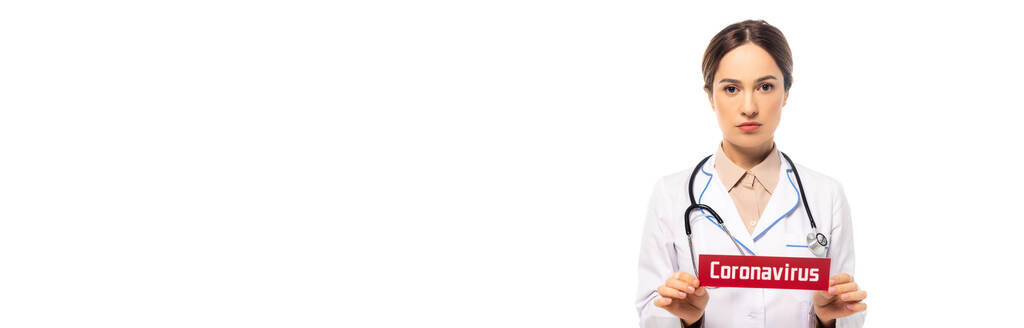 Honlap fejléce orvos holding kártya koronavírus betűkkel izolált fehér - Fotó, kép