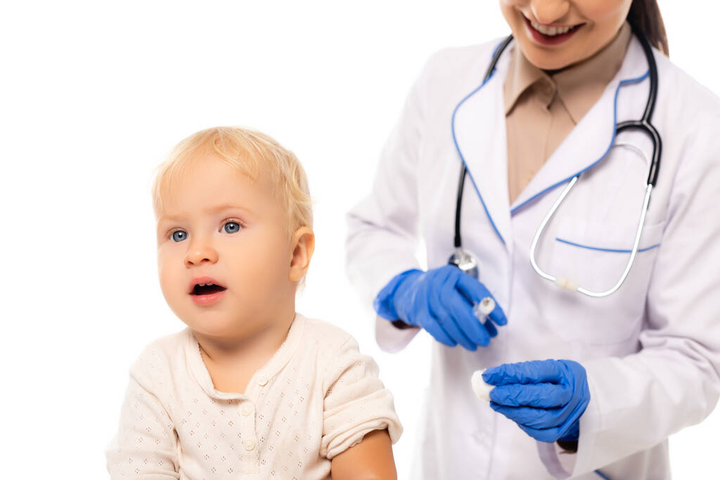 foyer sélectif de tout-petit garçon près pédiatre avec coton et seringue isolé sur blanc - Photo, image