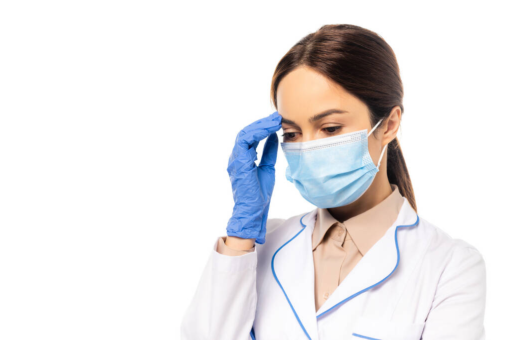 Arzt mit medizinischer Maske und Latex-Handschuh berühren Stirn isoliert auf weiß - Foto, Bild