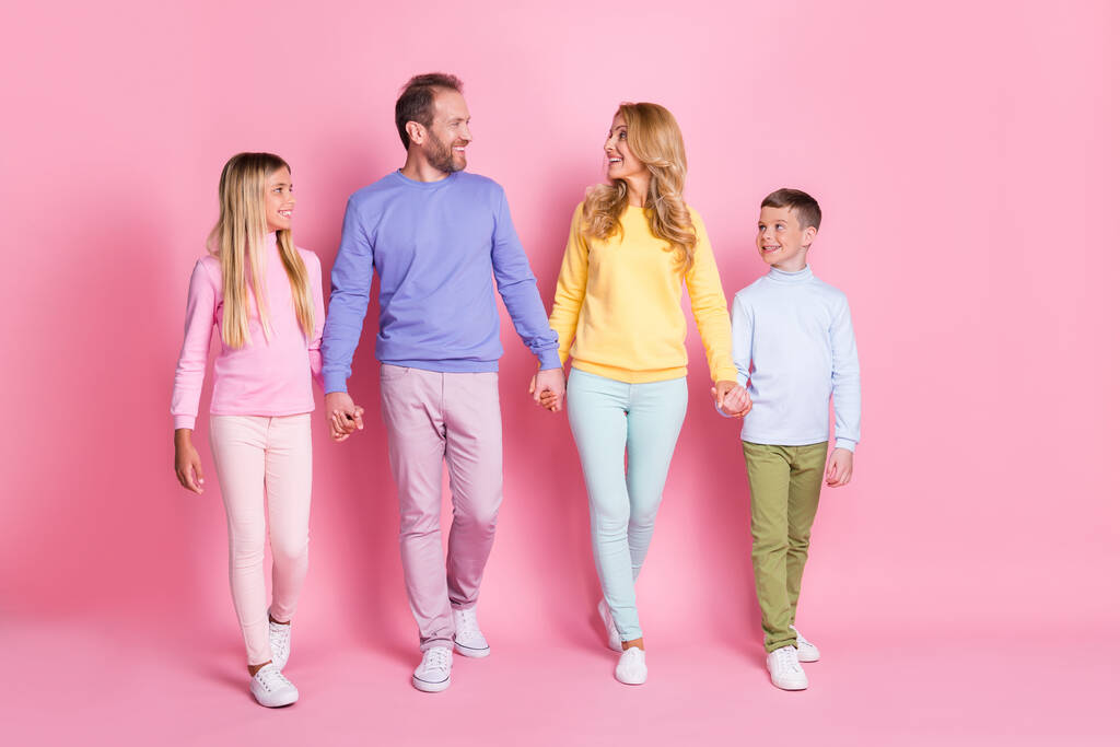 Πλήρης φωτογραφία μεγέθους του θετικού πατέρα της οικογένειας μαμά και δύο μικρά παιδιά κρατήστε τα χέρια πάει απομονωμένο σε παστέλ χρώμα φόντο - Φωτογραφία, εικόνα
