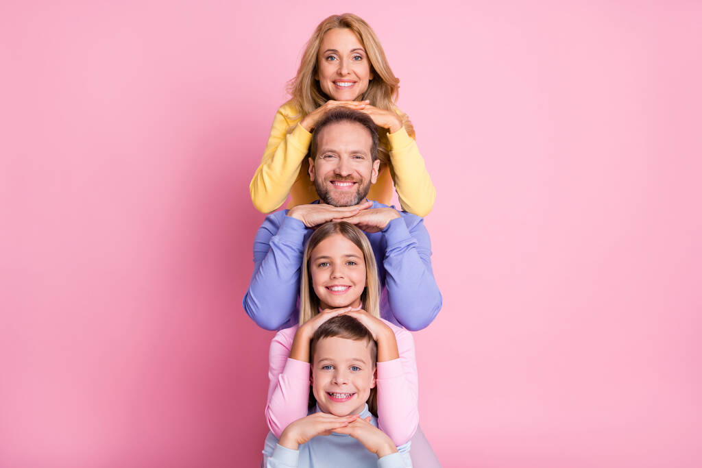 Foto de positivo alegre pilha empilhar rostos mãe pai menino menina isolado sobre fundo cor pastel - Foto, Imagem