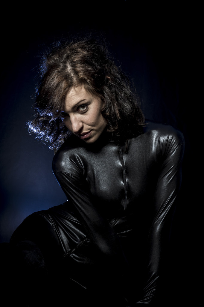 Сексуальна брюнетка в чорному латексному костюмі
 - Фото, зображення