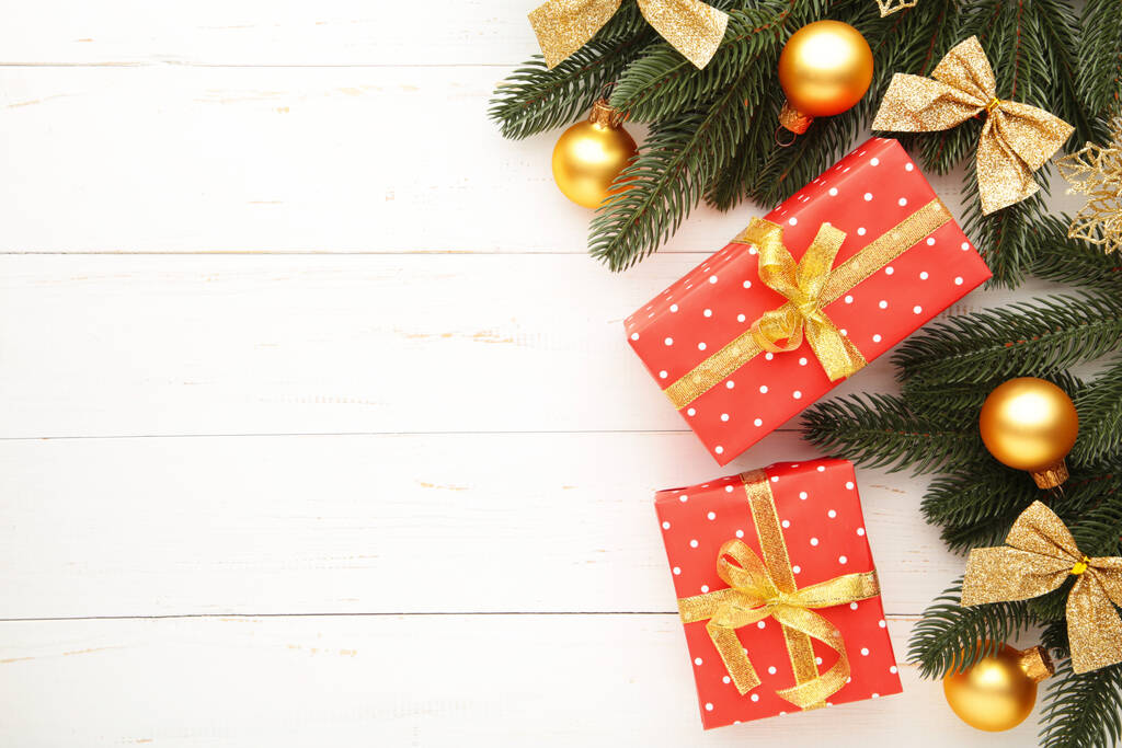 Scatole regalo di Natale e decorazioni su sfondo bianco in legno. Vista dall'alto. - Foto, immagini