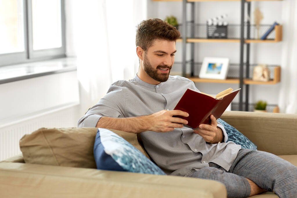 homem leitura livro em casa - Foto, Imagem