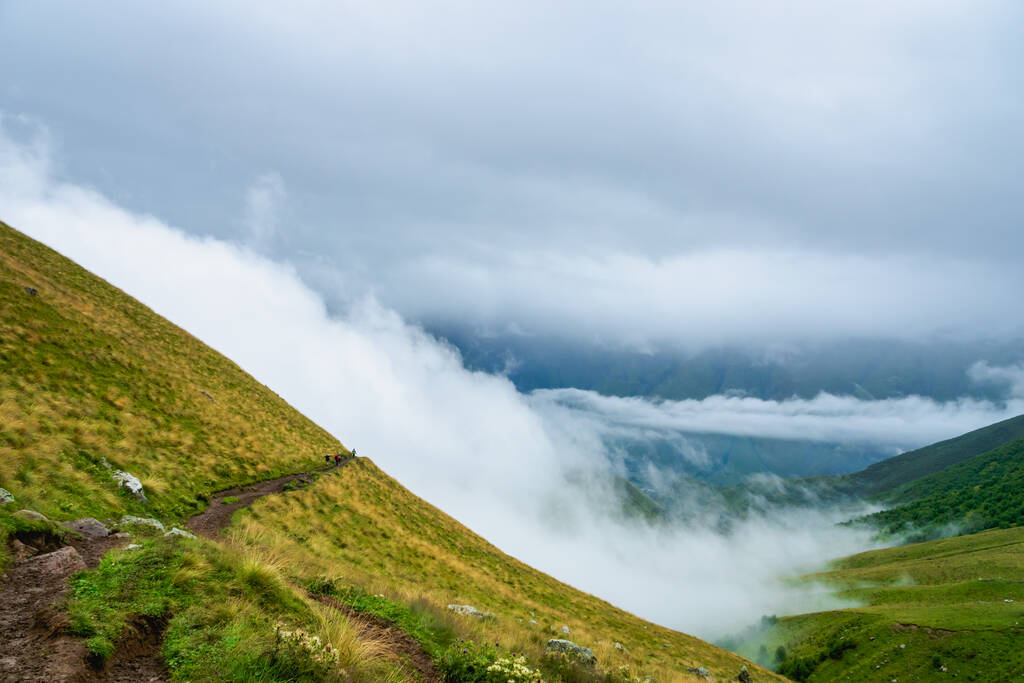 Kazbegi, Grúzia - Kazbegi-hegyi táj drámai felhőkkel a túra- és túraútvonalon. - Fotó, kép