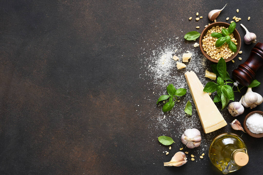 Pesto sosu için malzemeler: parmesan, fesleğen ve çimento kaplı çam fıstığı. Pesto sosu üst görünümü. - Fotoğraf, Görsel
