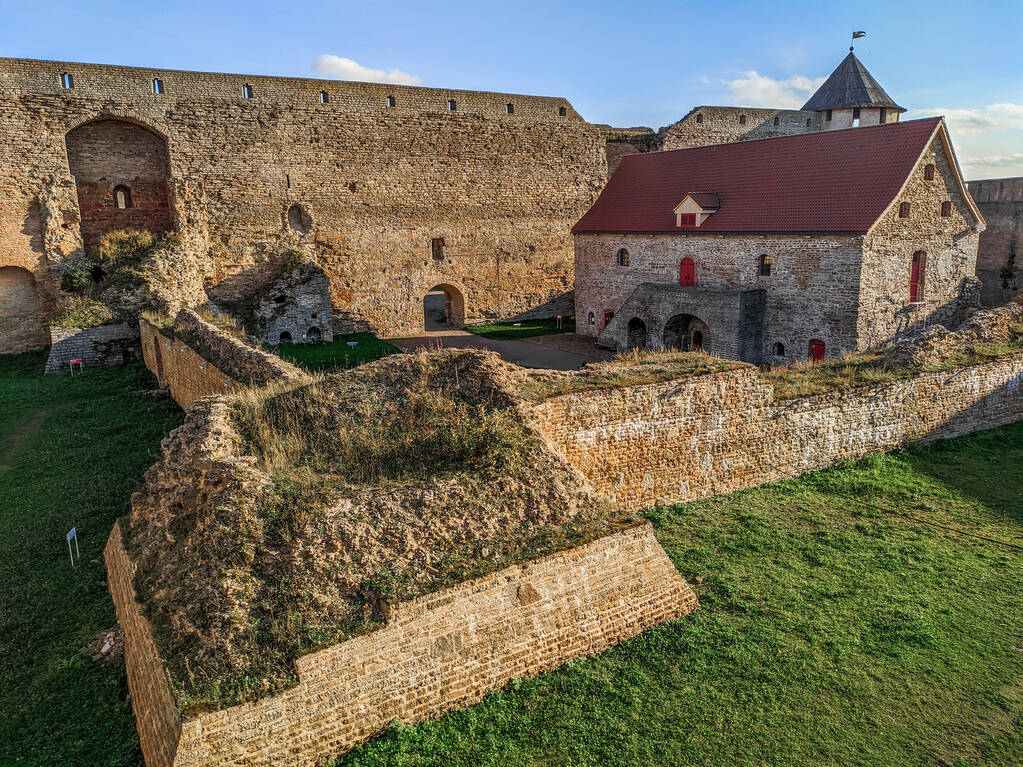 A Fortaleza de Ivangorod é um castelo medieval em Ivangorod, Oblast de Leningrado, Rússia. Ele está localizado no rio Narva ao longo da fronteira russa com a Estônia, em frente à cidade estoniana de Narva. - Foto, Imagem