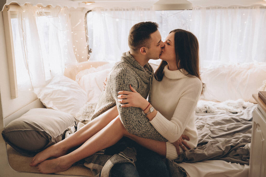 Pariskunta rakastunut asuntovaunussa sängyllä - Valokuva, kuva