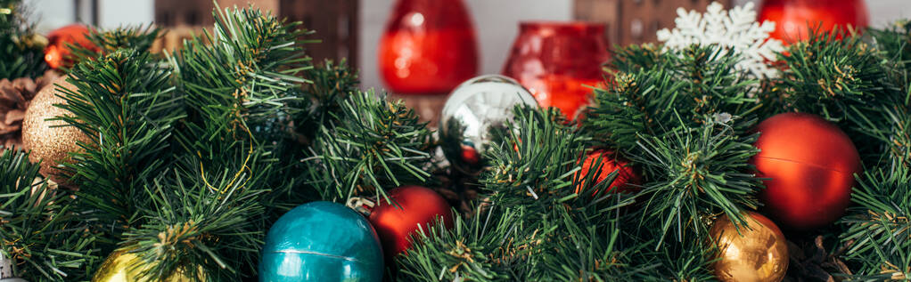 барвисті різдвяні кульки на зеленій сосні, банер
 - Фото, зображення