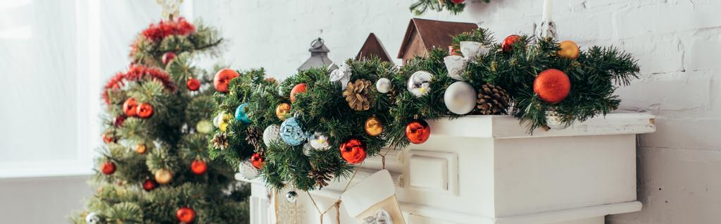 boules colorées et cônes de pin sur sapin près de l'arbre de Noël, bannière - Photo, image