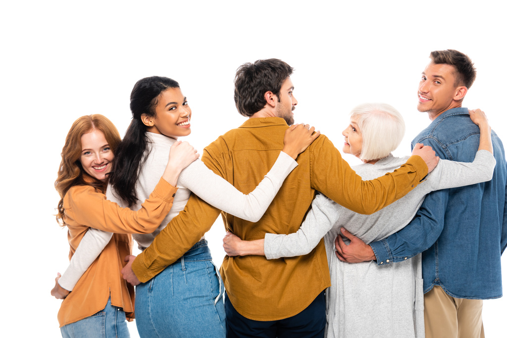 Pessoas multiétnicas sorrindo para a câmera enquanto abraçando isolado no branco - Foto, Imagem