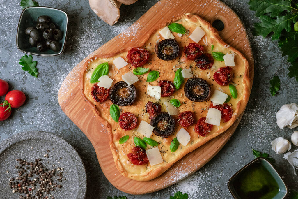 Pizza com tomate, cogumelos e queijo parmesão em forma irregular - Foto, Imagem