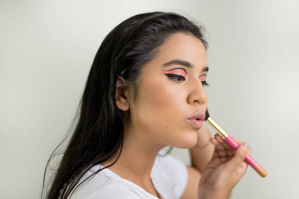 Un primer plano de una joven latina maquillada - Foto, Imagen