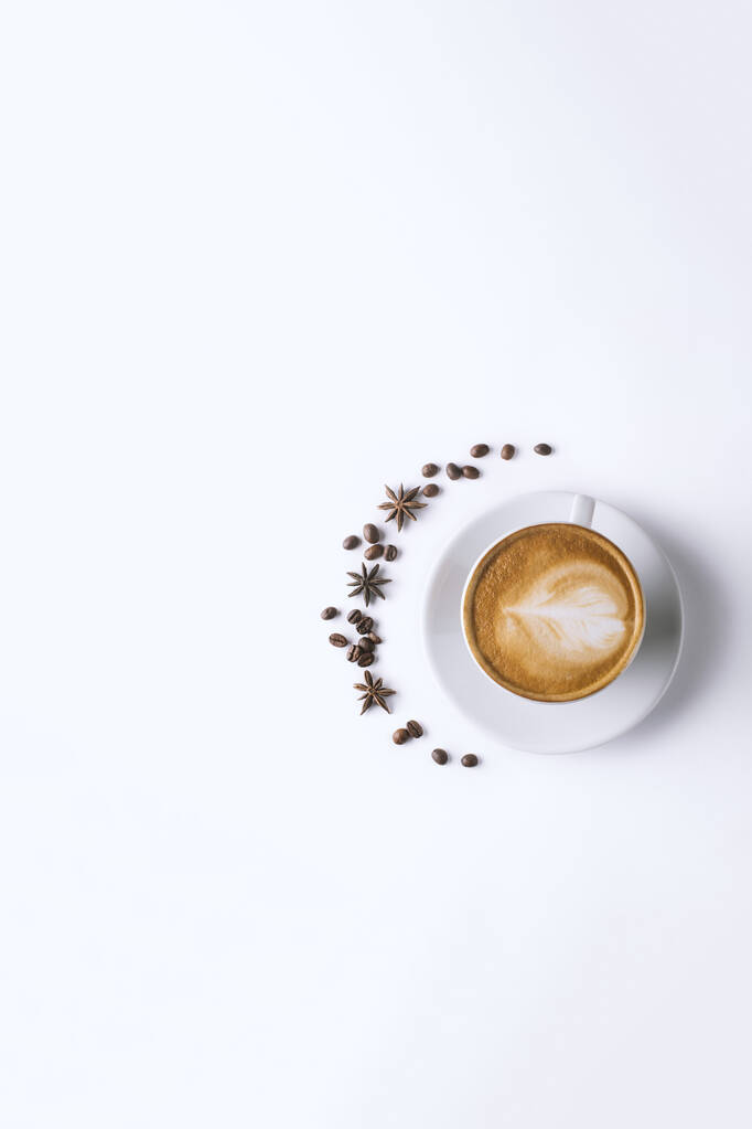 Latte koffie in witte koffiekop met bord op witte achtergrond. cappuccino koffie - Foto, afbeelding