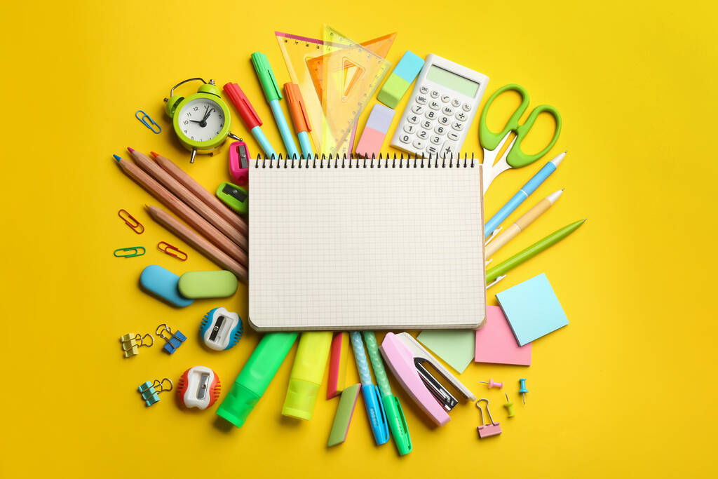 Blanko Notizbuch und Schulschreibwaren auf gelbem Hintergrund, flach liegend mit Platz für Text. Zurück zur Schule - Foto, Bild