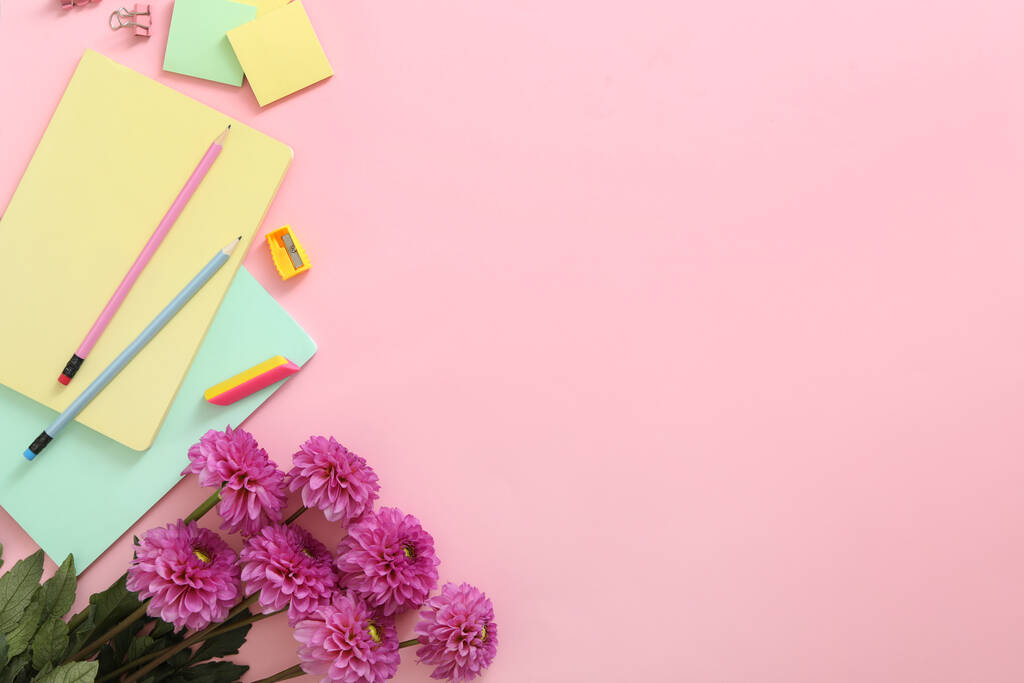 Цветы и канцелярские принадлежности на розовом фоне, плоские лежат с пространством для текста. День учителя - Фото, изображение