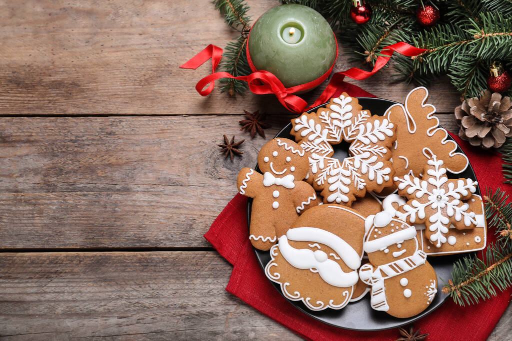 Délicieux biscuits de Noël sur table en bois, plat. Espace pour le texte - Photo, image