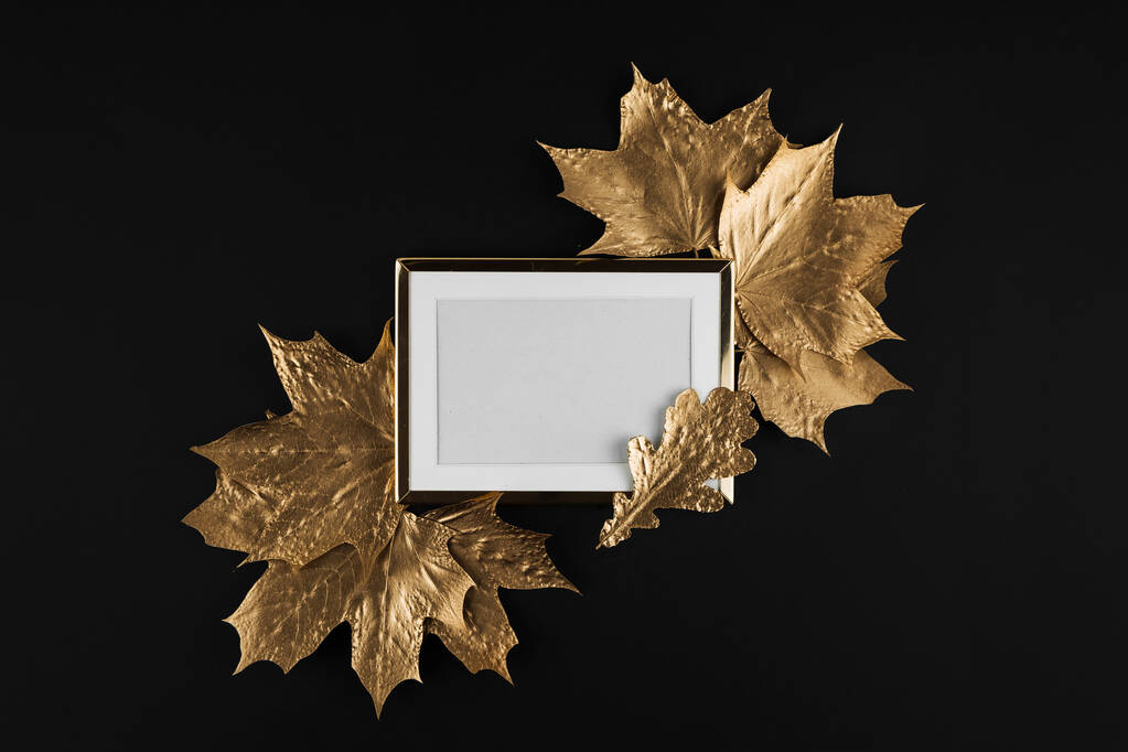 Herfstcompositie. Golden Frame met herfst gouden esdoorn bladeren op zwarte achtergrond. Vlakke lay, bovenaanzicht, kopieerruimte - Foto, afbeelding