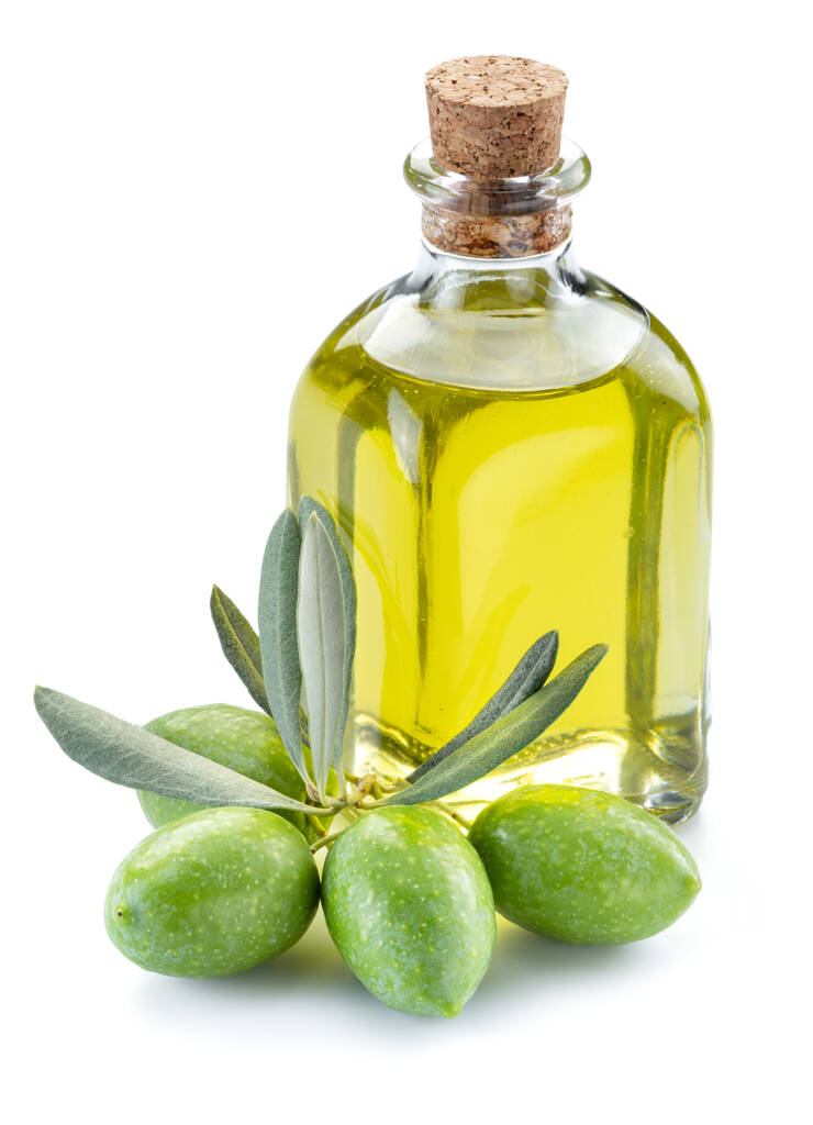 Зеленые натуральные оливки с бутылкой оливкового масла изолированы на белом фоне.  - Фото, изображение