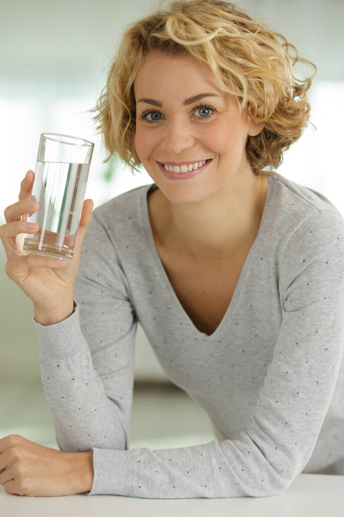 donna con bicchiere d'acqua - Foto, immagini