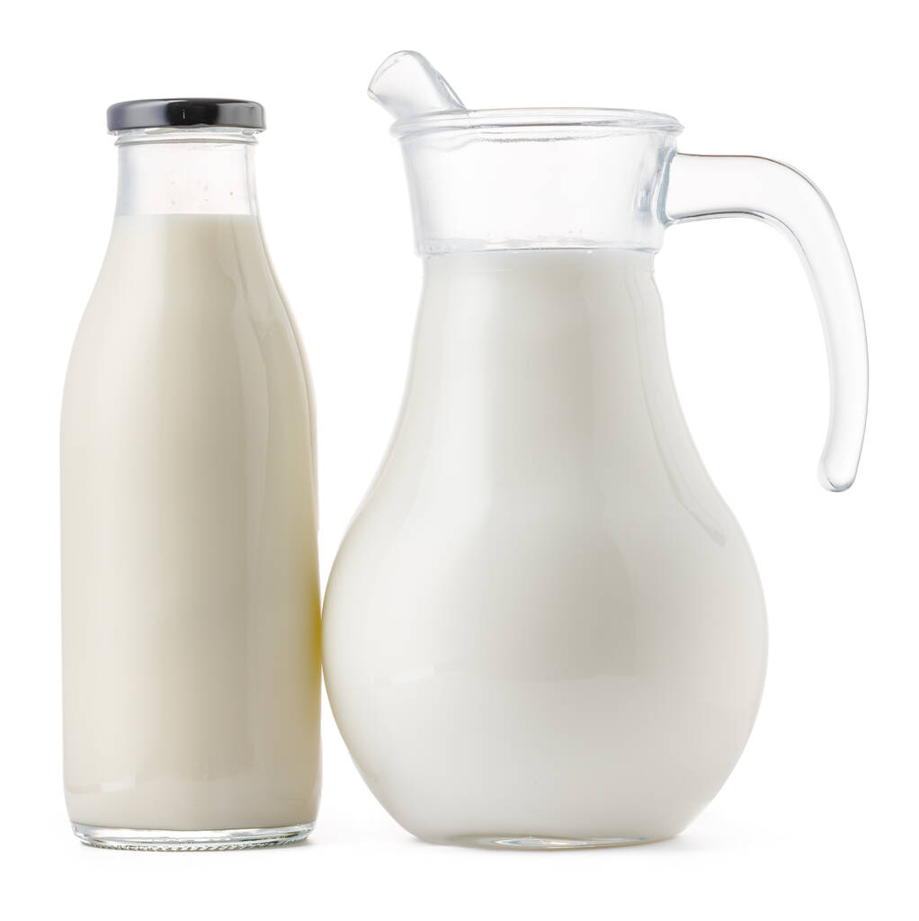 白に単離された新鮮な牛乳でいっぱいのガラス - 写真・画像