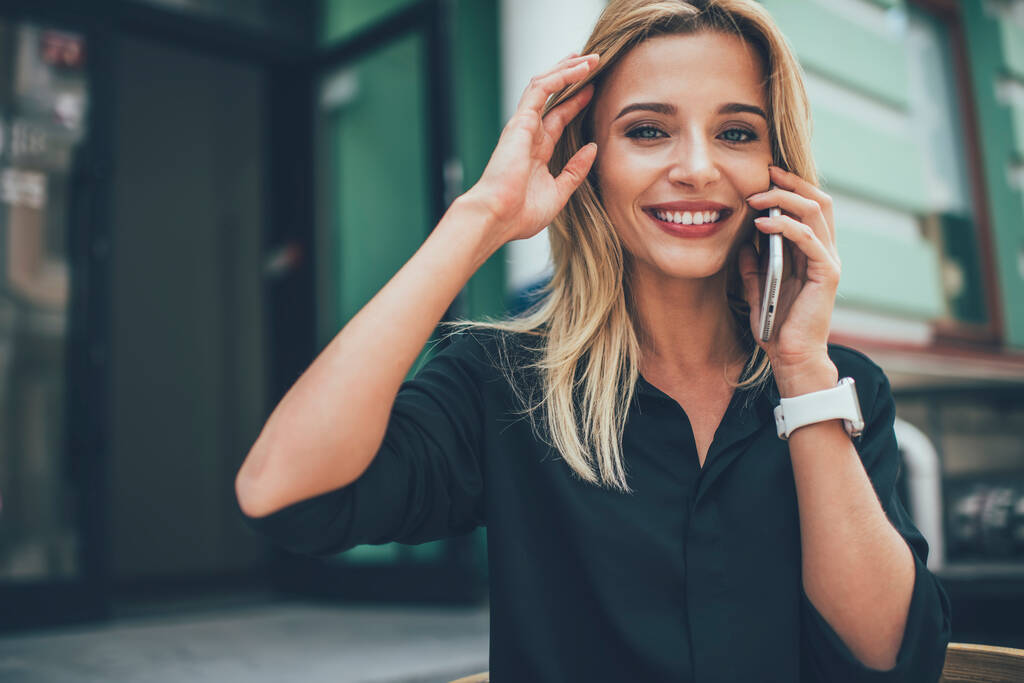 Portret szczęśliwej hipsterki z doskonałym szczerym uśmiechem cieszącej się pozytywnym telefonem komórkowym do rozmowy, wesoła biała kobieta kontakt najlepszy przyjaciel podejmowania międzynarodowej rozmowy w roamingu - Zdjęcie, obraz