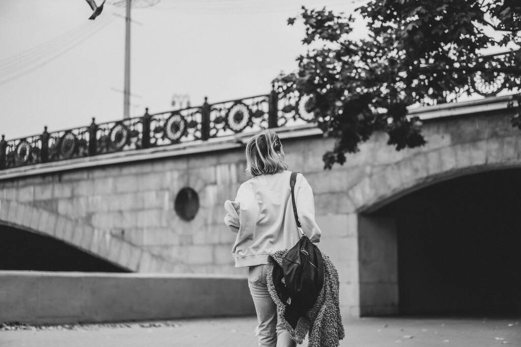 Młoda piękna kobieta z włosami spaceruje po jesiennym mieście. Miejskie  - Zdjęcie, obraz