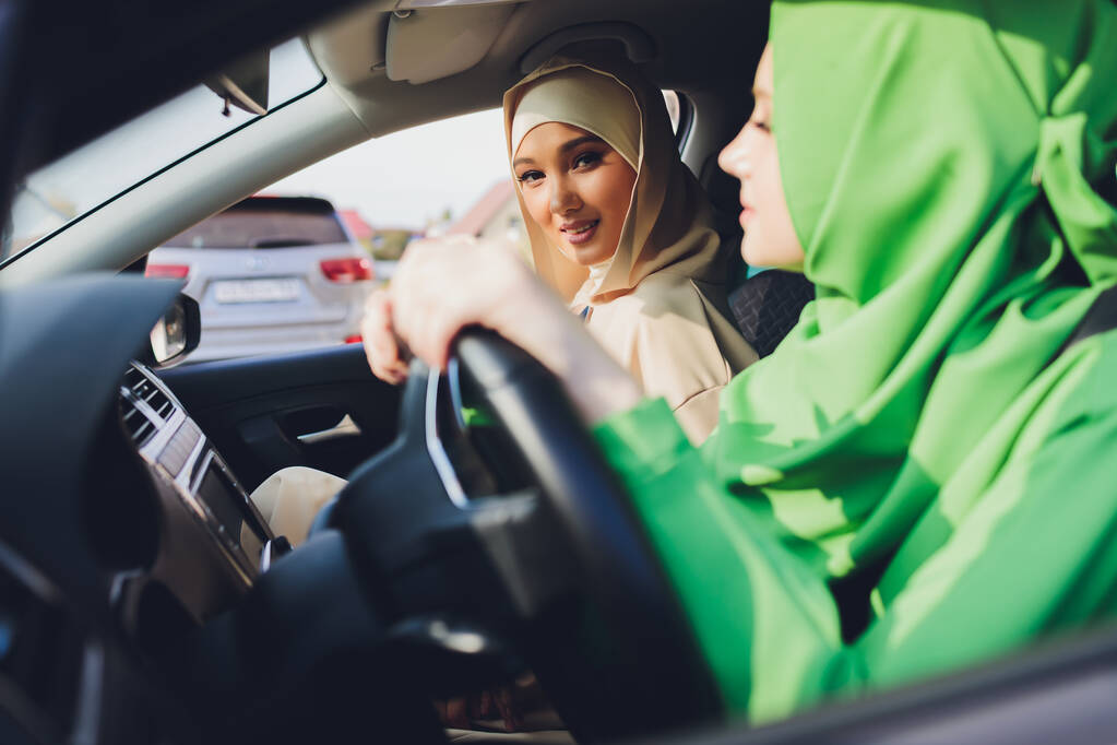 Árabe joven mujer pareja viaja en coche. - Foto, Imagen