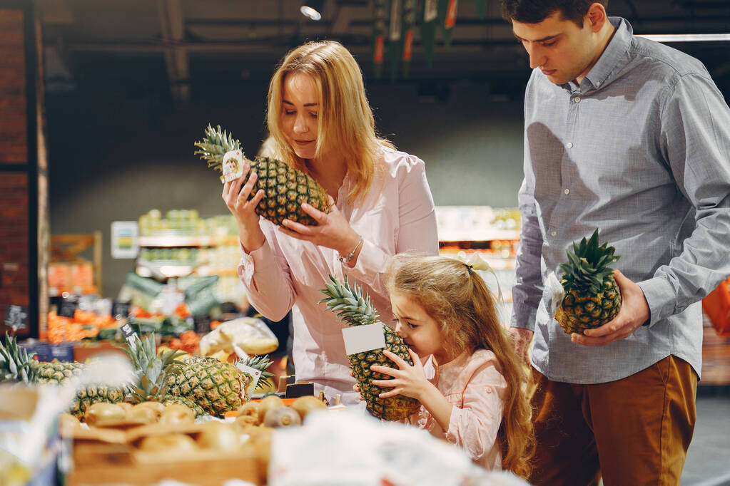 Сім'я купує продукти в супермаркеті
 - Фото, зображення