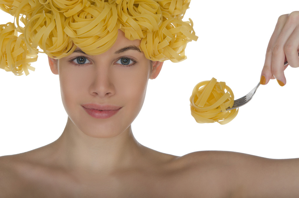 mujer con espaguetis en la cabeza y enchufe
 - Foto, imagen