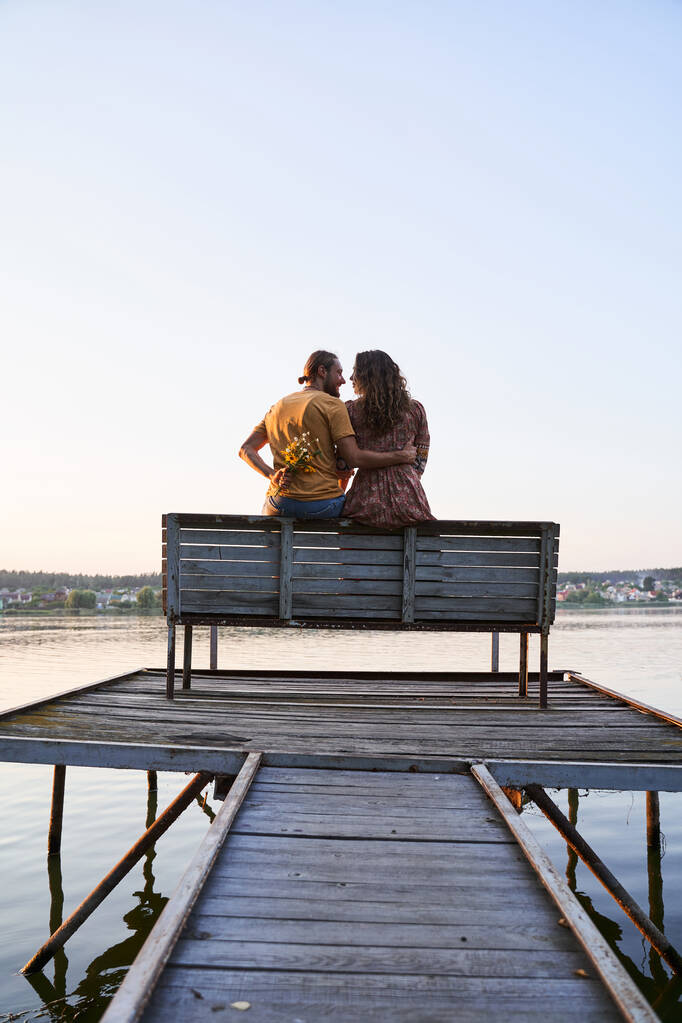 Pár zamilovaný sedí na molu - Fotografie, Obrázek