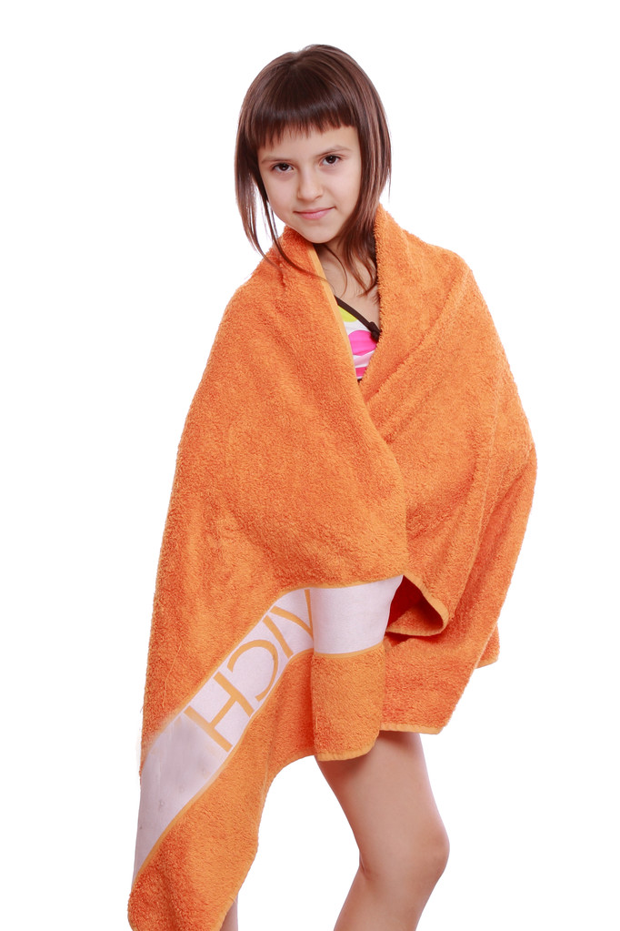 Ragazza in costume da bagno in possesso di asciugamano arancione
 - Foto, immagini