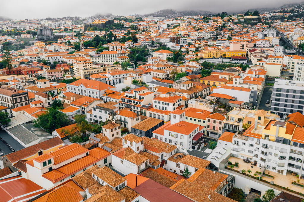 Вид с воздуха на дома в старом городе Фуншала Португалии - Фото, изображение
