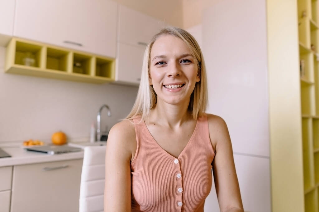Headshot portret widok z ekranu uśmiechnięta młoda kobieta siedzieć w domu rozmowy wideo z przyjacielem lub krewnym, szczęśliwy millenium kobieta mówić online za pomocą konferencji Webcam na komputerze - Zdjęcie, obraz