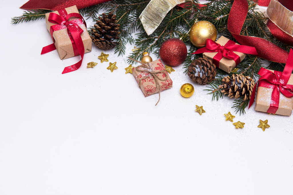 Piękne tło świąteczne z prezentami i dekoracjami - Zdjęcie, obraz