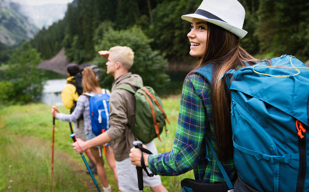 Lidi chodí na túry. Skupina šťastných turistických přátel trekking jako součást zdravého životního stylu outdoors aktivity - Fotografie, Obrázek