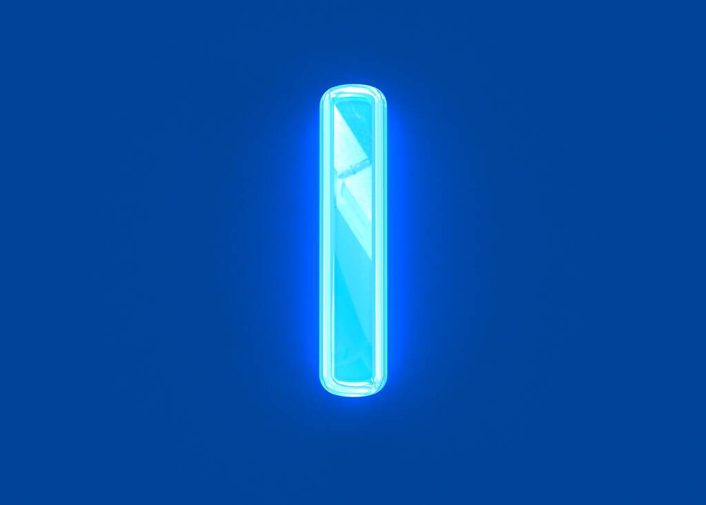 Niebieskie polerowane neonowe szkło wykonane z przezroczystego alfabetu - litera I wyizolowana na ciemnoniebieskim tle, ilustracja 3D symboli - Zdjęcie, obraz