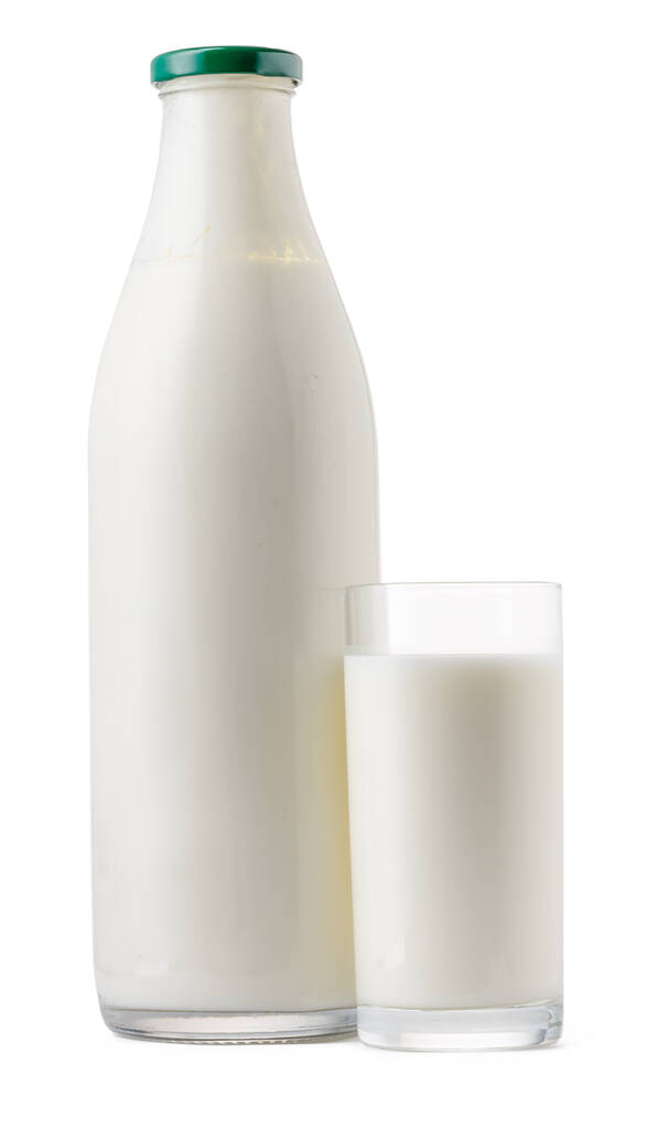 Skleněná láhev a šálek čerstvého mléka izolované - Fotografie, Obrázek