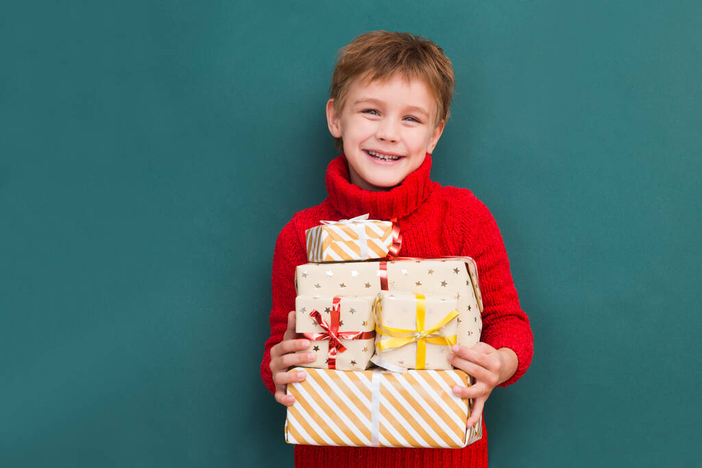 muotokuva söpö pieni poika kääritty lahjoja, joulun käsite - Valokuva, kuva