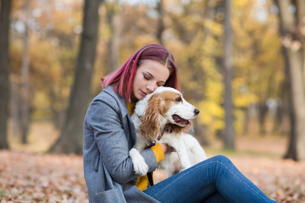 jeune femme avec son chien dans le parc. - Photo, image
