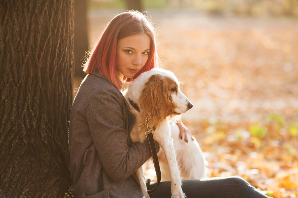 mujer joven con su perro en el parque. - Foto, imagen