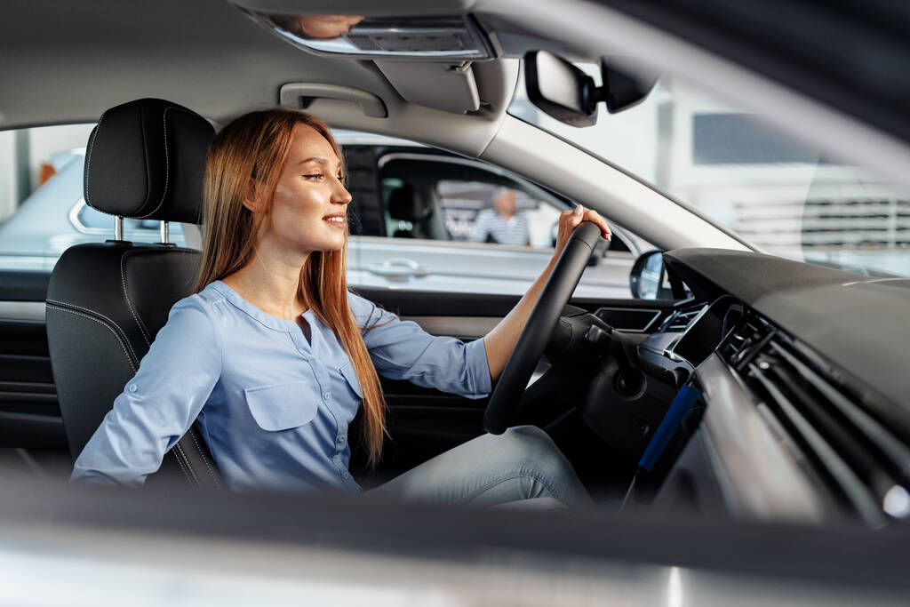 Boldog nő új autó tulajdonosa ül a vezetőülésen - Fotó, kép