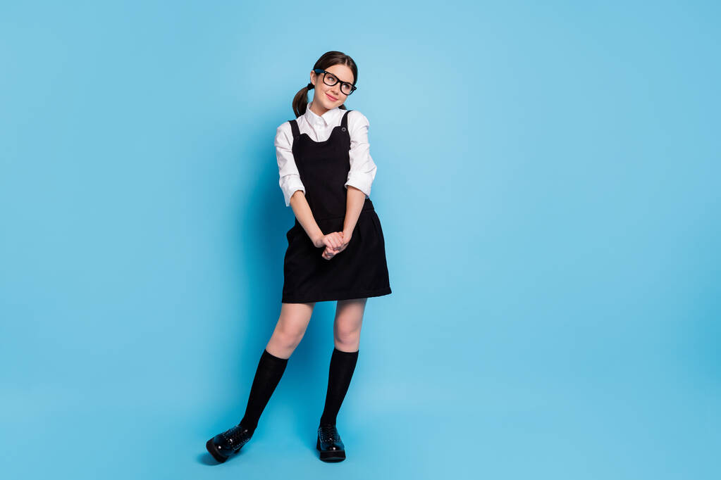 かなり魅力的な女の子の完全な長さの写真は良いコピースペース夢のようなコースの講義教室は全体的に黒の制服を身に着けている青の色の背景に隔離 - 写真・画像