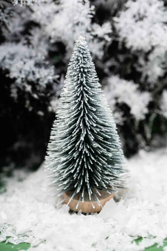 arbre de Noël décoratif et branche de sapin sur la surface de la neige - Photo, image