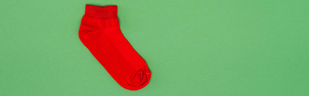 ιστοσελίδα κεφαλίδα του κόκκινου χριστουγεννιάτικο κάλτσα σε πράσινο φόντο με αντίγραφο χώρου - Φωτογραφία, εικόνα