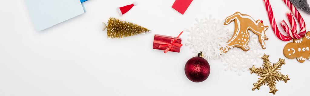 encabezado del sitio web de galletas y bastones candi cerca de bolas de Navidad sobre fondo blanco - Foto, imagen