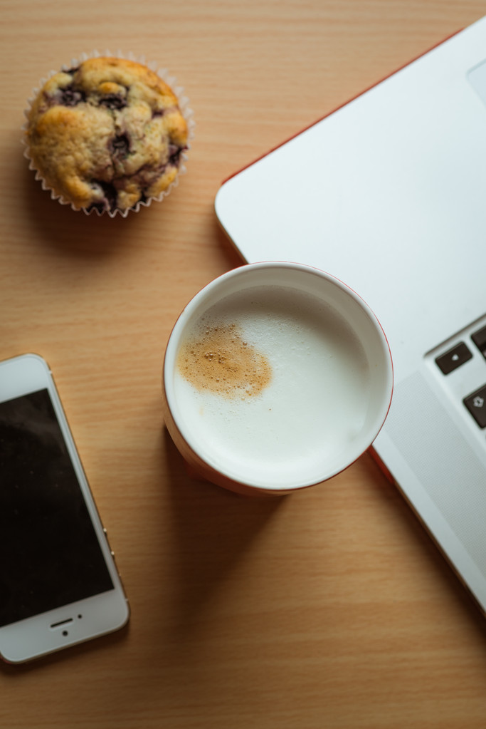 Business aamiainen kahvila, muffini, kannettava tietokone ja kännykkä
 - Valokuva, kuva